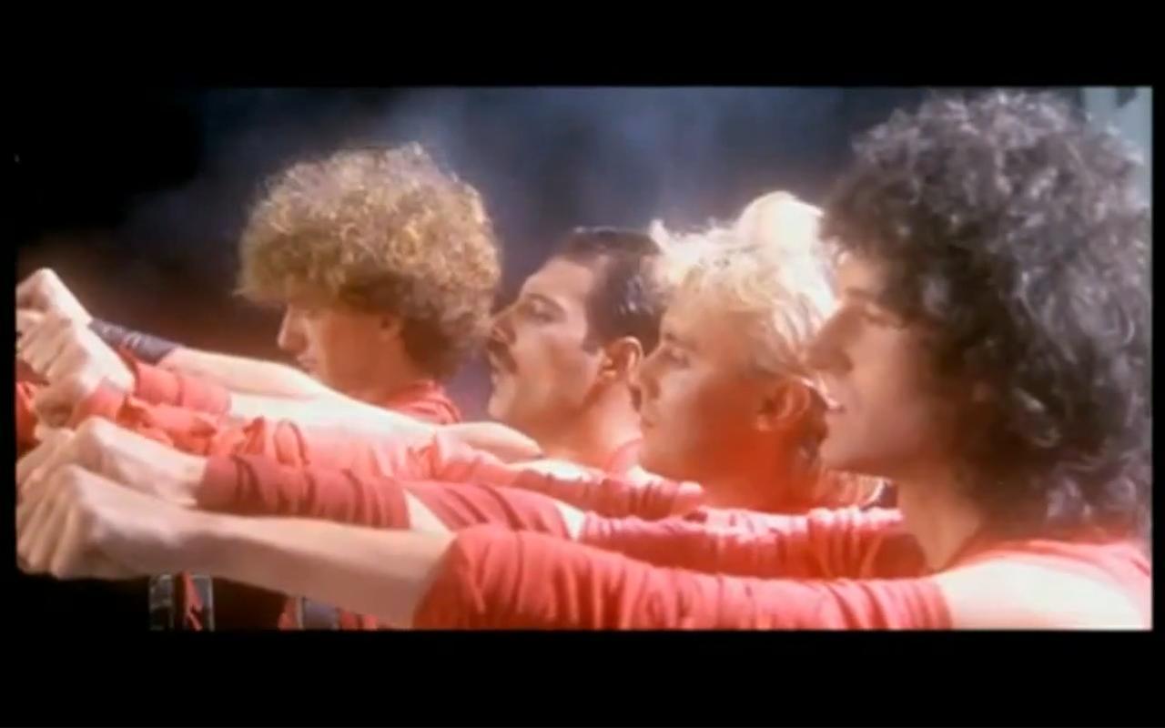 Покажи последнюю песню. Квин группа треки. Группа Квин Гага. Фредди Меркьюри радио Гага. Queen - Radio ga ga (1984).